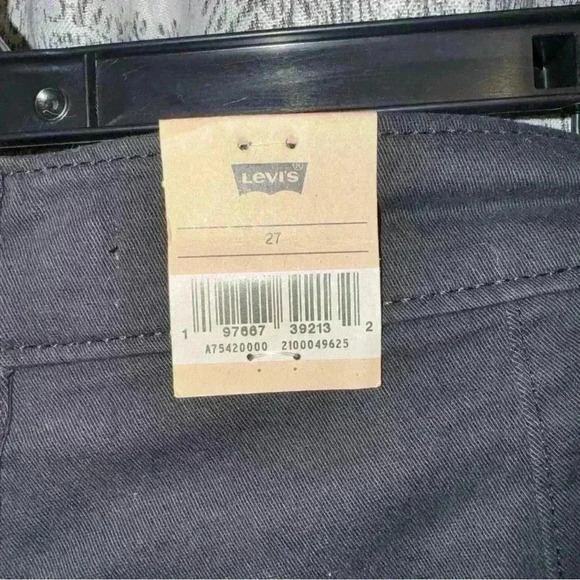 Woman’s Levi’s Utility Shorts NWT - Picture 3 of 7